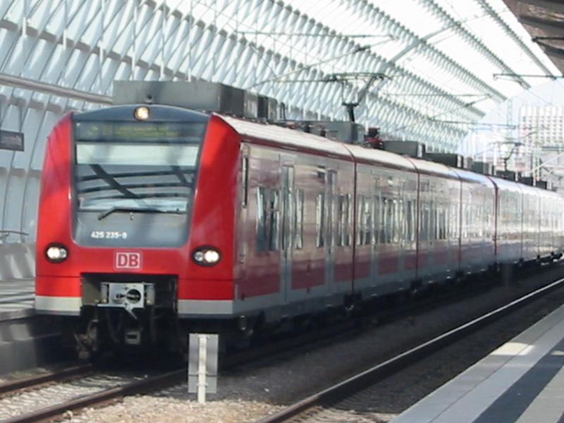 Hier ist die 425-235 beim Halt in Ludwigshafen Mitte.