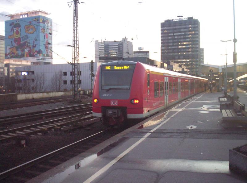 Hier 425 521(021) nach der Ankunft aus M�nster(Westf) als RB 42 in Essen Hbf. 01.04.2006