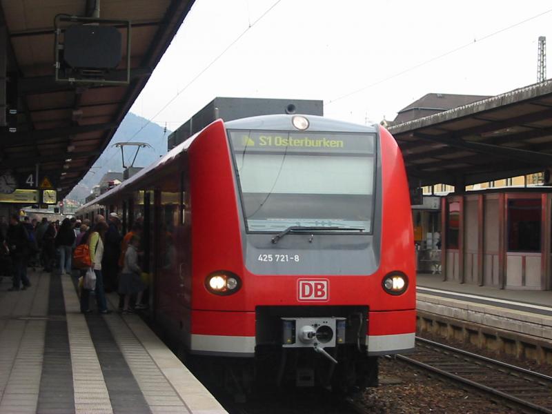 Hier ist die 425-721(221) als S1 nach Osterbruken in Neustadt eingefahren.