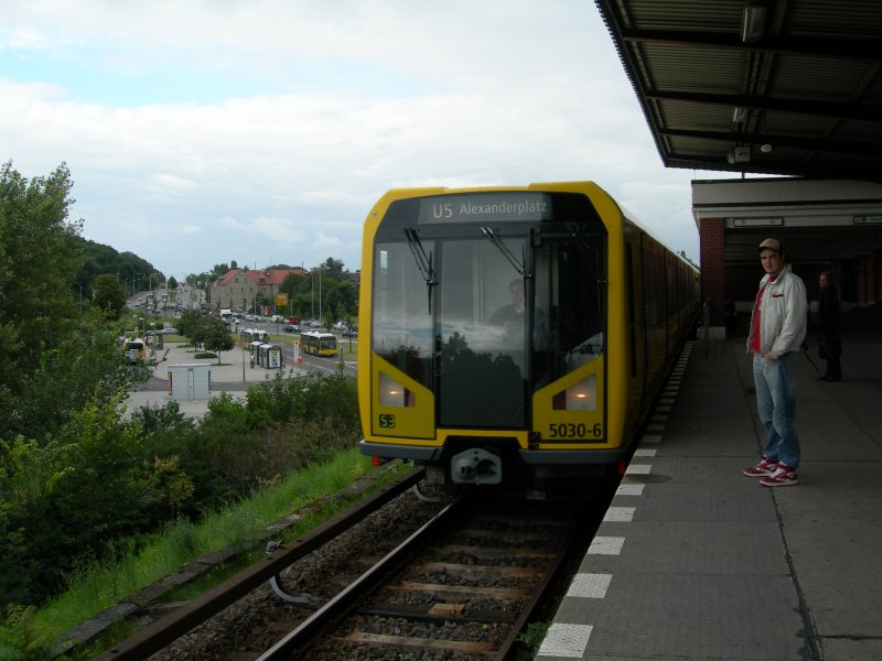 Hier der 5030 von Hnow kommend in Elsterwaerder Platz ( U5 - am Biesdorf Center ). Sie fhrt weiter nach Alexanderplatz.