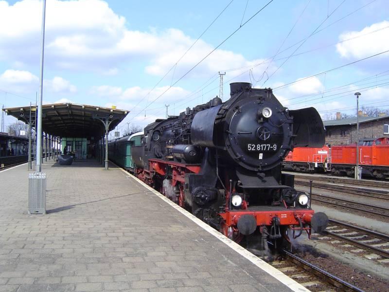 Hier ist die 52 8177 der Berliner Eisenbahnfreunde mit einem Sonderzug zum Hafen in Knigs Wusterhausen. (27.03.04)