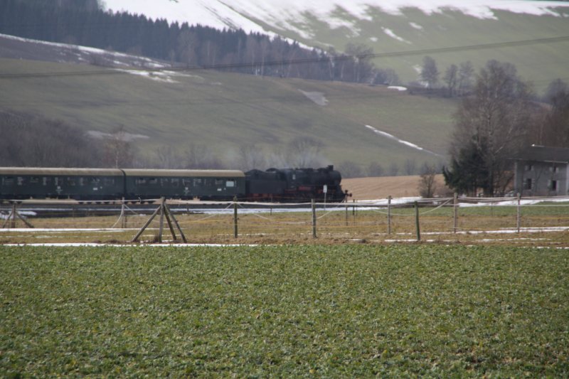Hier ist 58 311 am 14.03.09 zwischen Zwnitz und dem Oberen-Bahnhof von Lnitz Richtung Aue unterwegs.