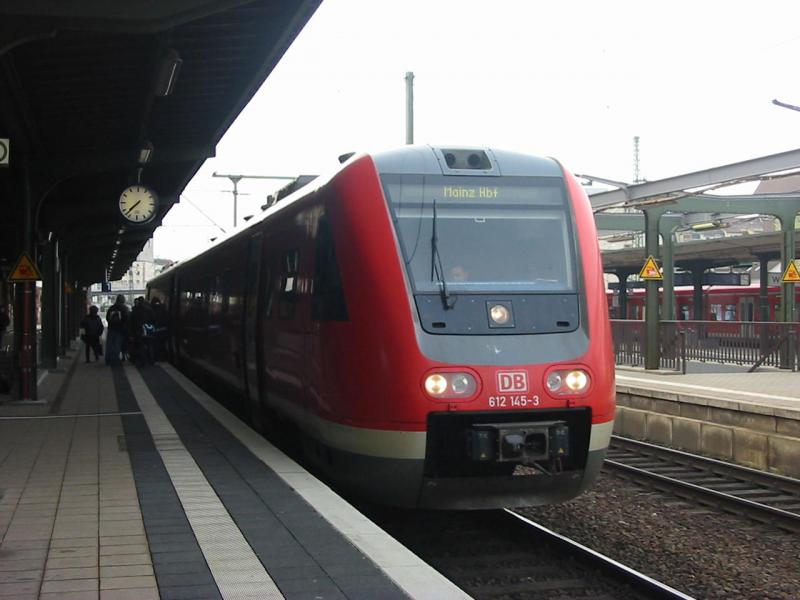 Hier ist der 612-145 (auch Wackler genannt) als RE von Karlsruhe nach Mainz beim Halt in Worms Hbf. Heute nur eine Einheit.