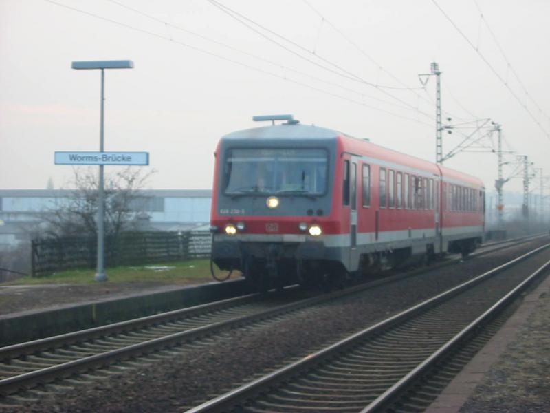 Hier ist der 628-230 gerade bei der Einfahrt von Worms Brcke dieser ist mit Fernlicht ausgestattet.
