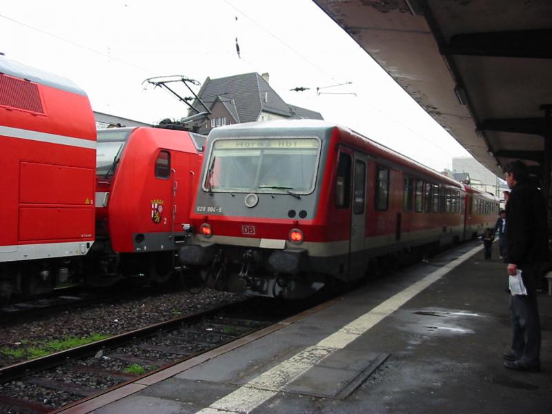 Hier ist der 628-904 (628-004) bei der Einfahrt von Worms Hbf er fhrt in Krze nach Bingen Hbf. Warum das Rotlicht schon an ist?
