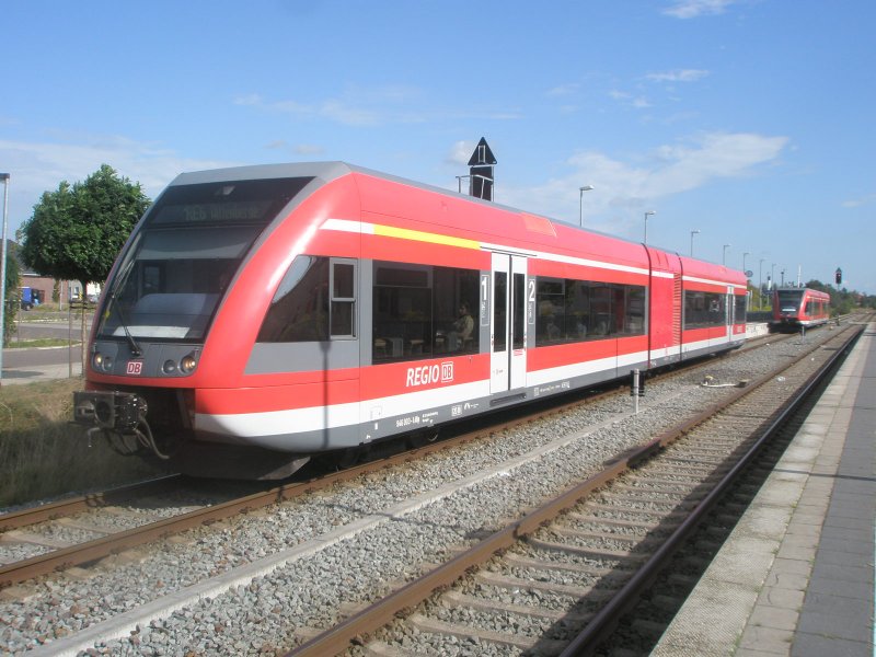 Hier 646 017-4 als RE6 nach Wittenberge, bei der Ausfahrt am 29.8.2009 aus Neuruppin West, im Hintergrund steht 646 027-3 , dieser von Berlin-Spandau mitgefhrt wurde.