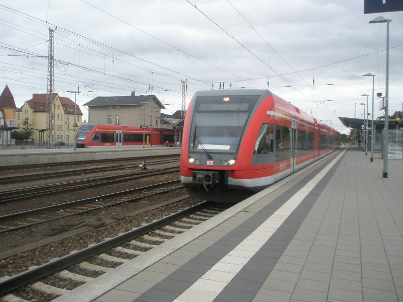 Hier 646 018-2 und 646 028-1 als Usedom Express nach Swinemnde, bei der Einfahrt am 25.9.2009 in Angermnde. Im Hintergrund steht 646 007-5 als RE3 nach Schwedt/Oder.