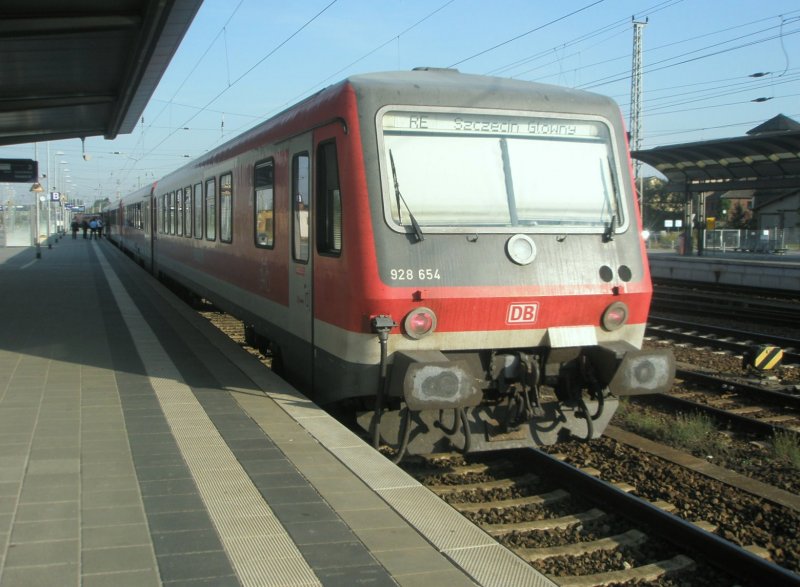 Hier 928 654 und 628 215-6 als RE von Belzig nach Szezecin Glowny, bei der Ausfahrt am 20.9.2009 aus Angermnde.