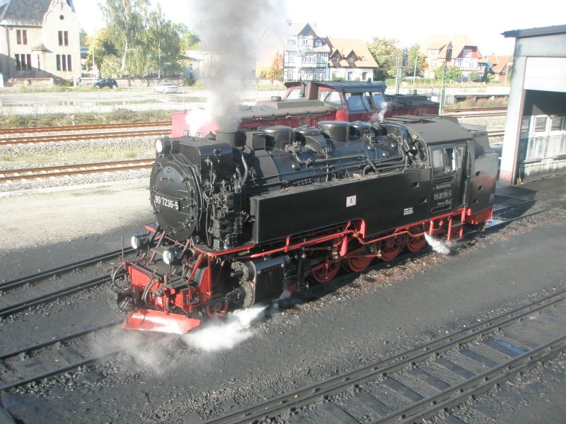 Hier 99 7236-5 der HSB, auf einer Fahrt, am 20.10.2009 zur Drehscheibe im BW Wernigerode.