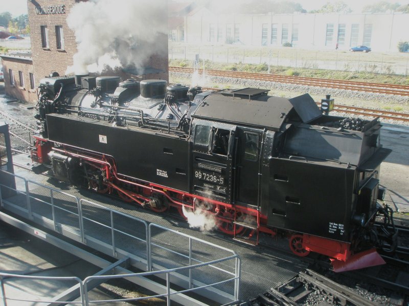Hier 99 7236-5 der HSB, stand am 20.10.2009 auf der Drehscheibe im BW Wernigerode.