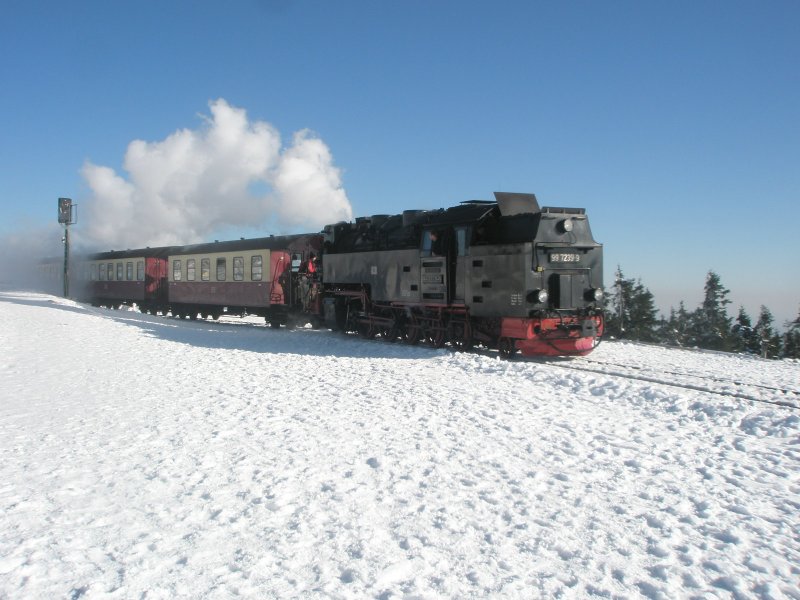 Hier 99 7236-9 der HSB mit einem Zug nach Wernigerode, bei der Ausfahrt am 20.10.2009 aus dem Bahnhof  Brocken .