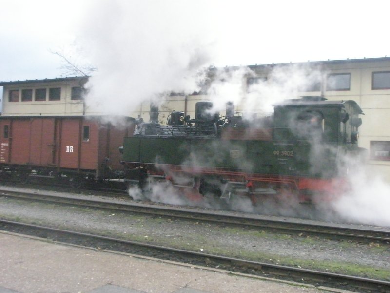 Hier 99 9502 der HSB, bei der Ausfahrt am 18.10.2009 aus Wernigerode Hbf.