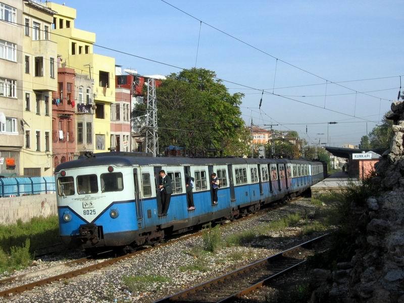 hier die alte Lackierung der S-SDahnzge. Man beachte die Tren! Ausfahrt aus Kumkapi