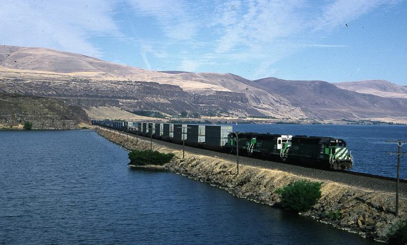 Hier am Columbis River folgt die Bahn nicht den diversen Flu-Krmmungen die US Bahngesellschaften schtten einfach Dmme auf um diese Hindernisse zu umgehen. Sommer 1996