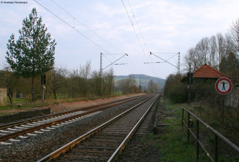 Hier am ist der letzte Zug abgefahren am HP Sachsenflur w�hrend die Z�ge noch durchfahren 4.4.09