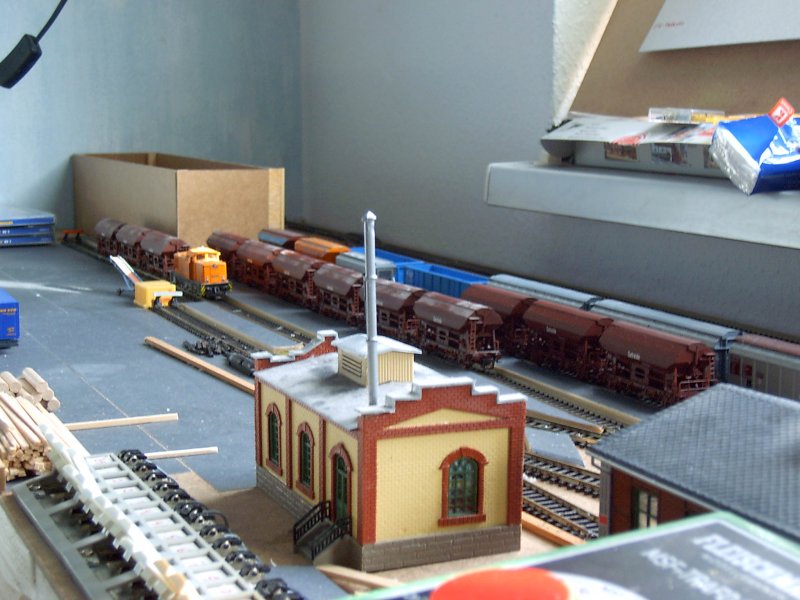 Hier die Anlage nochmal.Man sieht vorne rechts den Lokschuppen, daneben das Heizhaus.Im Hintergrund wird ein Getreidelager noch gebaut.