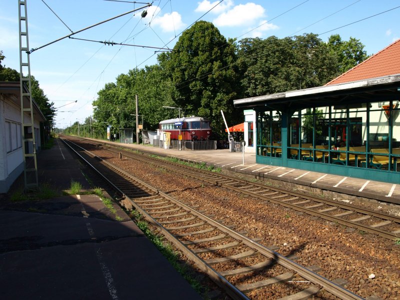 Hier die ansehnliche Seite vom Bahnhof Karlsruhe-Mhlburg am 16. August 2008. Hinten ein ausrangierter Schienenbus, der der im Bahnhofsgebude ansssigen McDonald's-Filiale als Kinderparty-Location dient.