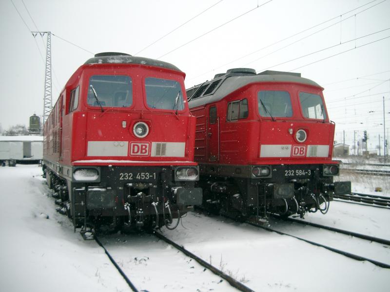 Hier auf dem Abstellgleis aber sonst unverzichtbar: 232 453-1 und 232 584-3 am 15.02.05 im Bahnhof Grokorbetha.