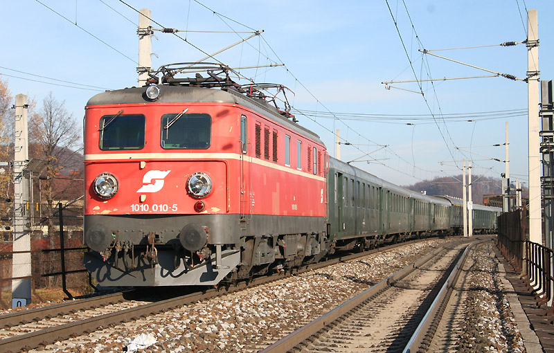 Hier eine Aufnahme der 1010 010 als sie zwar schon im Nostalgiebestand, aber noch nicht wieder grn war. An diesem Tag fhrte sie den Sdz 16738 von Wien Sd nach Salzburg zum Salzburger Advent, aufgenommen bei der Einfahrt in Salzburg.