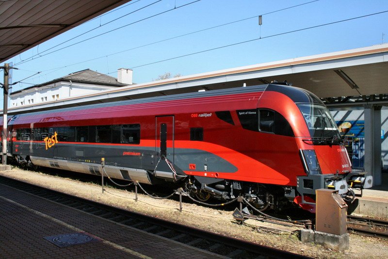 Hier ist die Aufnahme des Steuerwagens 80-90.702 im aktuellen Railjet-Design. Aufgenommen am 10.05.2008 im Bahnhof Amstetten.