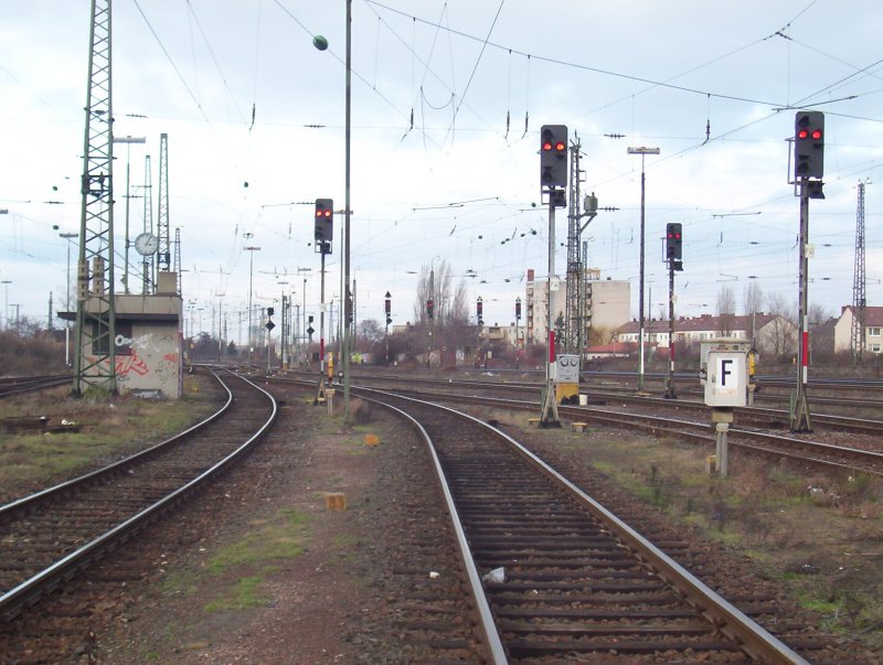 Hier die Ausfahrsignale des Gterbahnhofs in Richtung Frankfurt bzw. Mainz.
Links sieht man die WSB des Gterbahnhofs. Diese war frher immer einer Person besetzt, welche die Weichen beim Abdrcken der Wagen in die Richtungsgleise stellte.