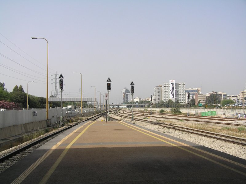 Hier die Bahnhofsausfahrt Tel Aviv Merkaz in Richtung Norden, also nach Haifa und Nahariya (Nhe Libanesische Grenze). Die Strecke wird zur Zeit 4gleisig ausgebaut (bis Hertzliya ca. 15km) und soll elektrifiziert werden.