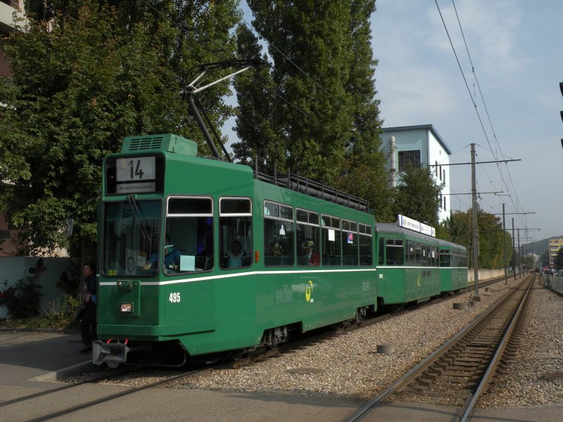 Hier bedient der Motorwafen 495 mit seinen Anhngern 1501 und 1460 die Haltestelle Gempenstrasse. Die Aufnahme entstand am 25.09.2009.