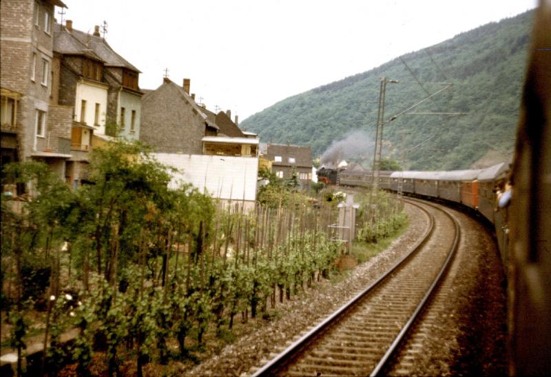Hier befindet sich anno 1975 die 01 1061 mit ihrem schnen Sonderzug bereits auf der Rckfahrt am Rhein entlang zwischen Koblenz und Kln, mit reichlich Versptung, trotz Ausfalls der Fotohalte und dem Aufenthalt in Trier. Es war eine pannengeladene Fahrt, aber trotzdem schn.