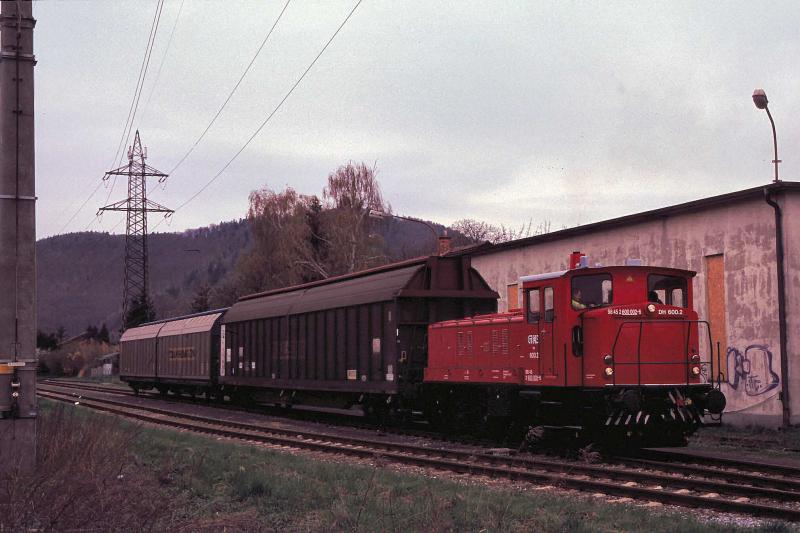 Hier befindet sich die Lok DH 600.2 im  Auendienst . Aufgenommen am 11.4.2005 im Andritzer Schleppbahnbereich in Gsting.