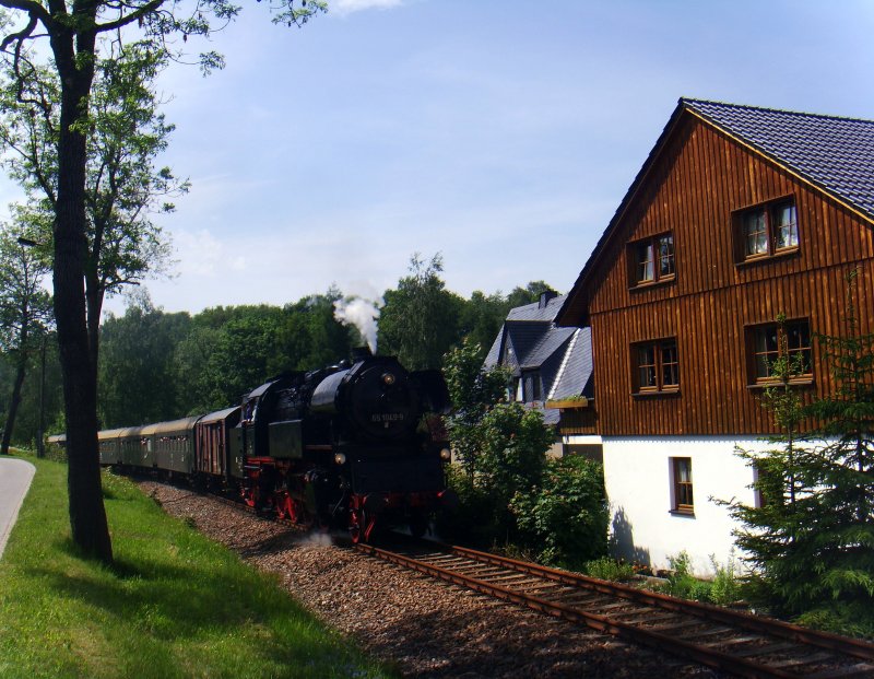 Hier befindet sich der Zug mit 65 1049-9 kurz vor dem Bahnbergang in Markersbach, 21.05.2009.