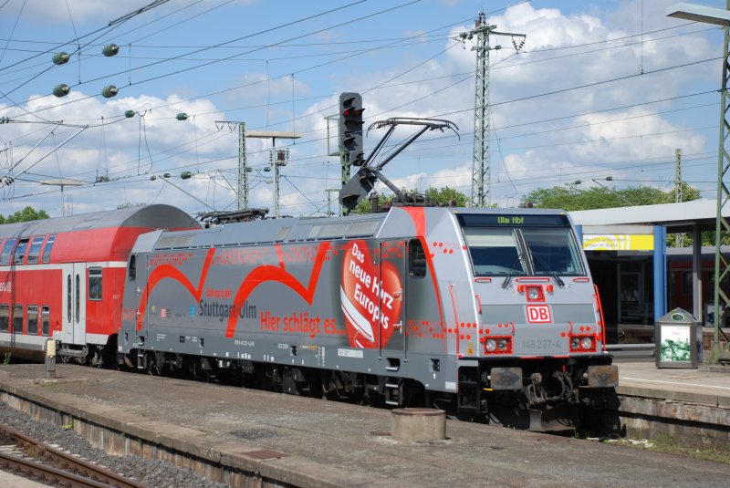 Hier bei der Ausfahrt aus dem Stuttgarter Hbf in Richtung Ulm. Die 146 227-4.