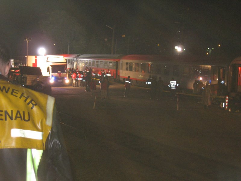 Hier der bereitgestellt Zug f�r die �bung am Bhf Lustenau am 17.10.2006. Die Rettungskr�fte aus vier Nationen hatten dabei die verungl�ckten Personen zu bergen und zu versorgen. Neben dem  Ungl�ckszug  war auch der Bludenzer Rettungszug mit der �BB Rot Kreuz Lokomotive 1116 264 im Einsatz.