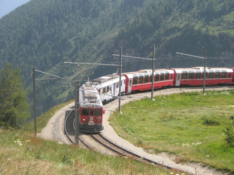 Hier der Bernina Express kommend aus Tirano, zur Weiterfahrt nach Chur, bei der Einfahrt am 24.7.2009 in Alp Grm.