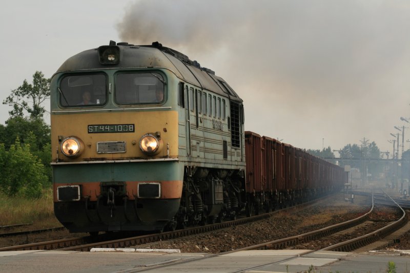 Hier beschleunigt ST44-1038 einen langen Gterzug aus dem Bahnhof von Czeremcha.Der Sound war vom feinsten! 29.06.07