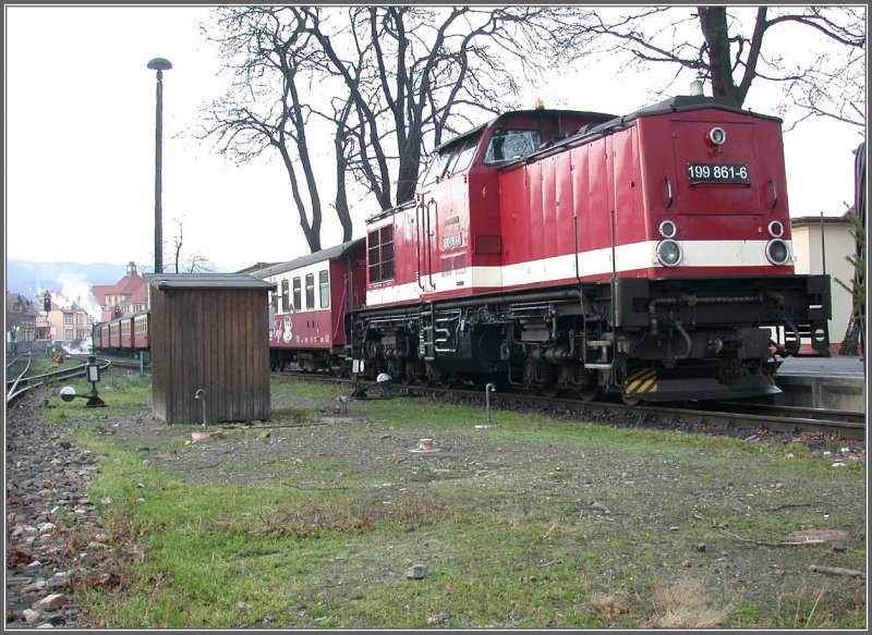 Hier ist besonders gut der Gr�ssenunterschied zwischen der einst normalspurigen V100 und den schmalspurigen Wagen der HSB auszumachen. Wernigerode 14.12.2006