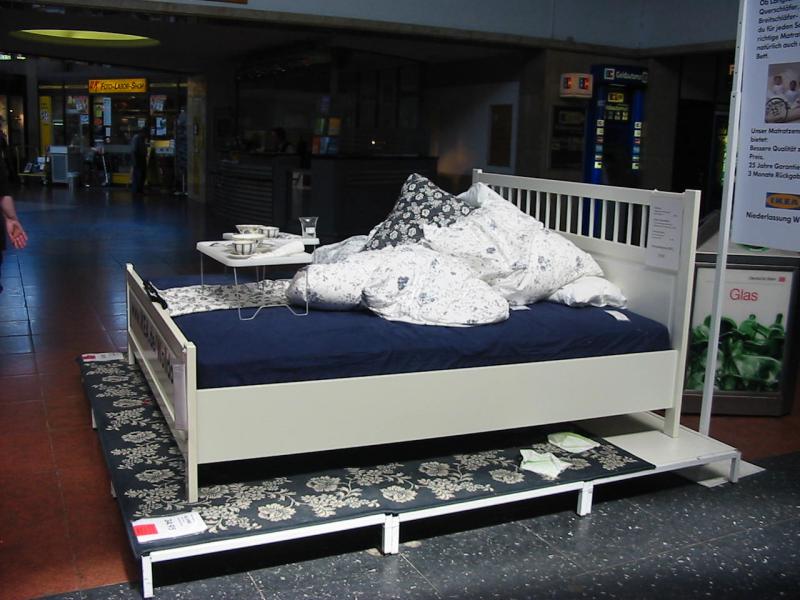 Hier das Bett das Georg am 11.06.2005 fotografiert:
http://www.bahnbilder.de/name/einzelbild/number/36580/kategorie/suchen/suchbegriff/Georg/offset/0.html

Das Bett haben wohl schon Fotografen benutzt :-) , 18.06.2005 Heidelberg Hbf.