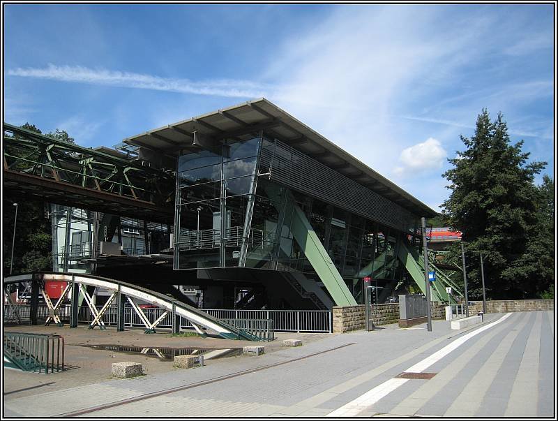 Hier im Bild die moderne Schwebebahn-Station am Zoo und Stadium. (16.08.2008)