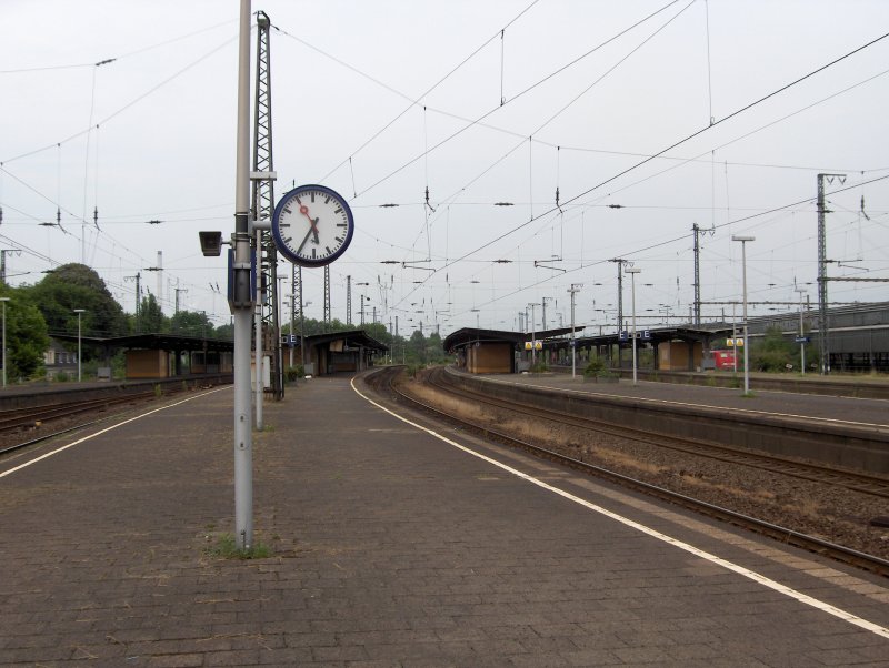 Hier der Blick auf die 8 Bahnsteiggleise. Deren lnge gibt den einst regen Fernverkehr wieder. Heute fhrt hier nur noch ein IC Paar alle 2 stunden, ansonsten nur noch Nahverkehr. 27.7.06 