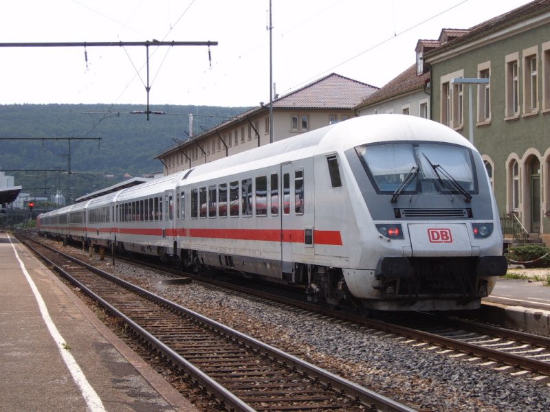 Hier ist der Bpmbdzf-Steuerwagens des IC 2066 von Nrnberg HBF nach Karlsruhe HBF zu sehen. Am 25.05.07 hatte er, wegen der Versptung des IRE aus Ulm HBF, ein wenig mehr Aufenthalt als normal auf Gleis 1 des Aalener Bahnhofs.