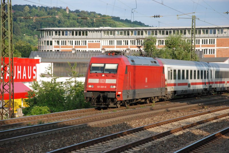 Hier ist die BR 101 001-6 mit neuer Lackierung unterwegs in Richtung Stuttgart. In der Abendsonne des 25.06.2009 fotografiert.