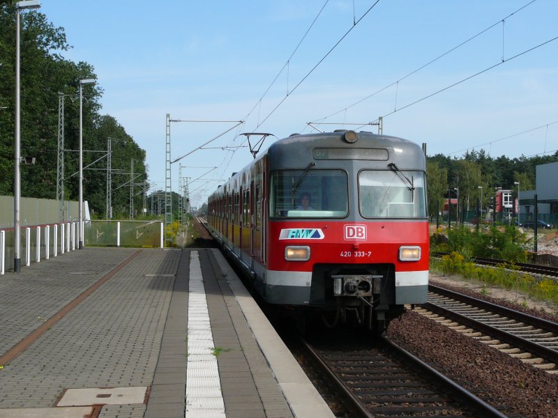 Hier eine BR 420 des RMV als S7 Richtung Riedstadt-Goddelau bei der Einfahrt in den Bahnhof Zeppelinheim. 