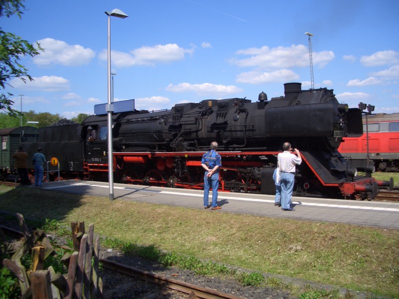 Hier ist die BR 50 der Eisenbahnfreunde Hanau zu sehen, welche anllich der Erffung des Wochenendverkehrs auf der Niddertalbahn einen lngeren Stopp im Bahnhof Stockheim macht. Dort kann man eine H0-Schauanlage sehen, die die Strecke von Stockheim nach Gedern darstellt.