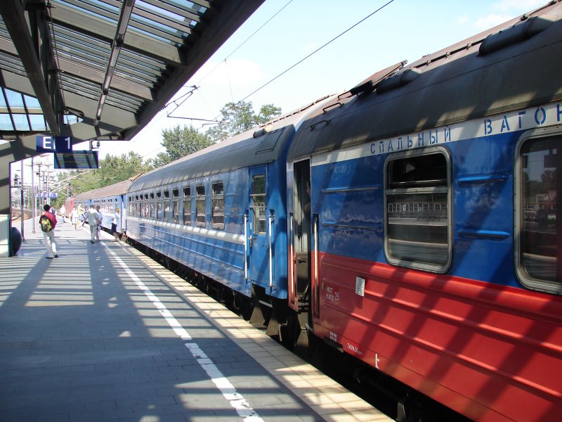 Hier der D247 im Bahnhof Berlin Zoologischer Garten. Die ersten 3 Blauen Wagen sind Kurswagen und fahren nach Minsk.