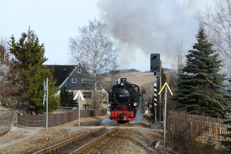 Hier dampft 99 772 durch Neudorf zum Hp Vierenstra�e. (17.02.08)