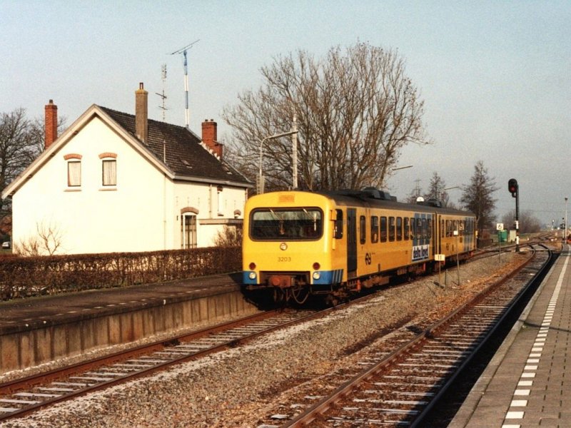Hier ist DHII 3203 mit Regionalzug 8742 Roodeschool-Groningen unterwegs auf Bahnhof Sauwerd am 30-1-1993. Heute fahren keine Wadlopers mehr fr Arriva. Bild und scan: Date Jan de Vries. 