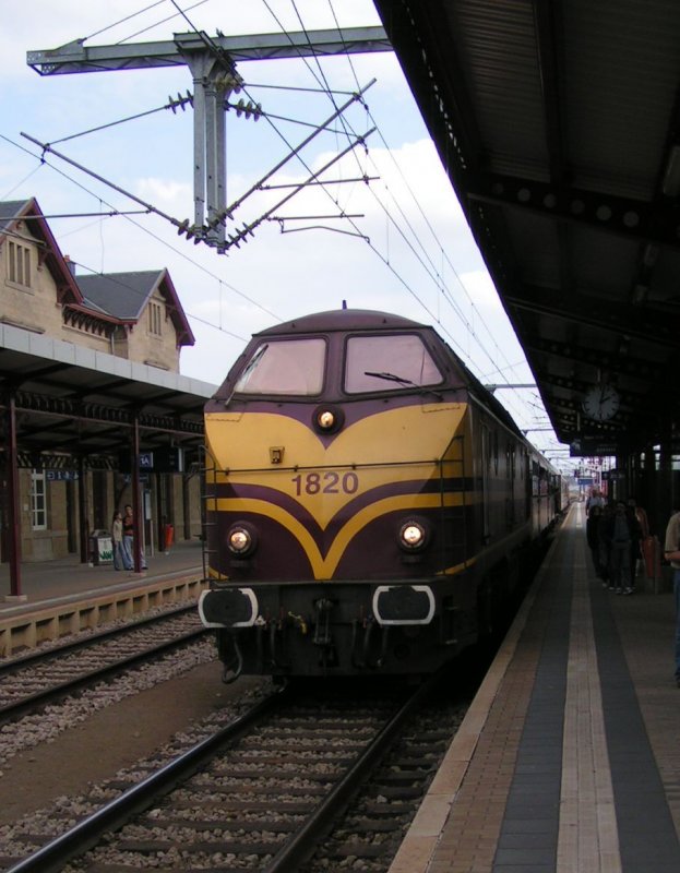 Hier Diesellok 1820 am Kopf des Pendelzuges auf der Strecke Dommeldange-Rodange, welche abwechselnd von 1800er mit Personenwagen und dem restaurierten Westwaggon 208 befahren wurde. Foto aufgenommen im Bahnhof von Ptange am 23.09.07.