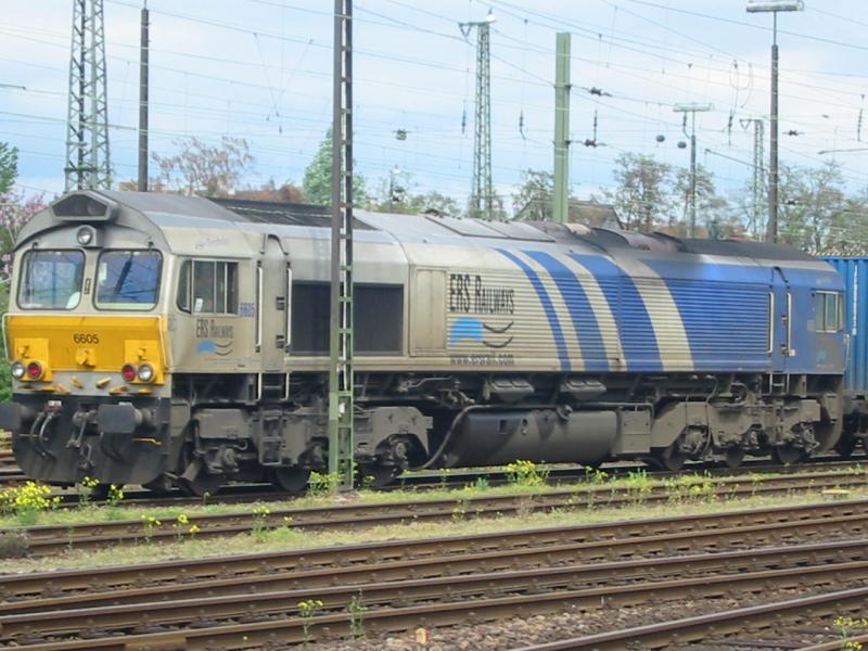 Hier ist eine Diesellok der Firma ERS Railways in Worms Hbf.