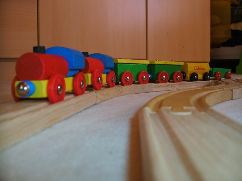 Hier eine Doppeltraktrion von zwei Handbetriebenen Loks die auf den Weg von Kinderzimmer A zu Kinderzimmer B sind. Es hngen ein paar gemischte Gter hinter den zwei Loks. (06.09.2009 Starnberg)