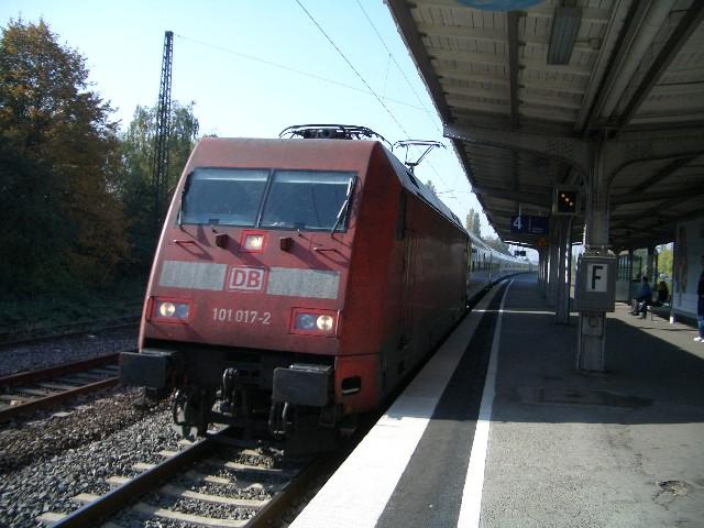 Hier durchfhrt gerade ein IC den Bahnhof WATTENSCHEID - Bochum!
Das besondere ist, dass dieser wie ein ICE 2 Doppeleinheit verkehrt,
Br 101 +7 Wagen + Br 101 + Wagen.

Das Bild ist im Oktober 05 entstanden
