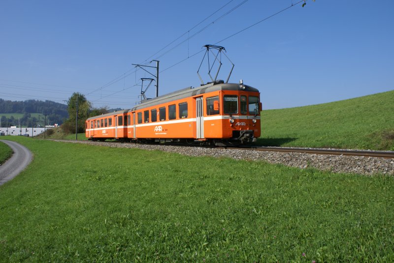 Hier der eigentliche Grund fr meine Reise zur WSB: Bald einmal ist die Zeit der alten Be 4/4 vorbei, sie werden demnchst ausgemustert. Darum war ich froh, als sich wenigstens einer der alten Zge blicken liess: Be 4/4 13 fhrt am 30.9.09 mit dem BDt 84 von Gontenschwil Richtung Zetzwil